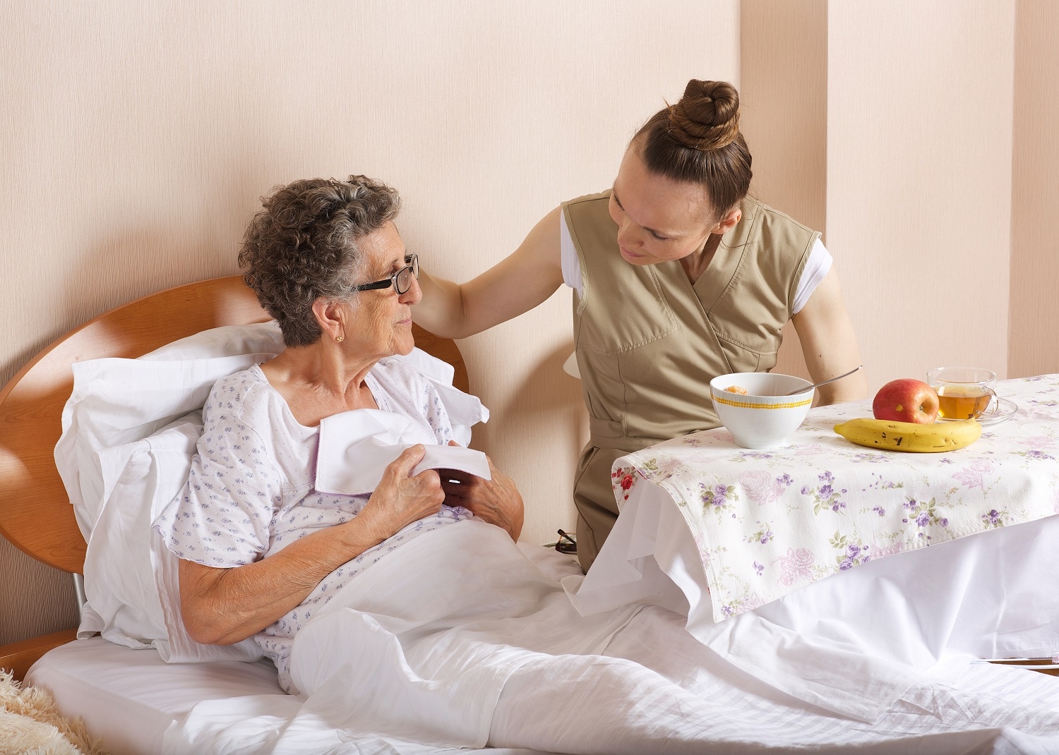 Visit of senior social work assistant to an old woman